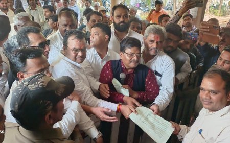 नगर निगम के खिलाफ कांग्रेस का आक्रोश, धरना व घेराव आंदोलन किया, नहीं आएं निगम कमिश्नर