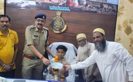 13 वर्षीय बालक को मिला दो लाख का चेक, गणपति थाने में को सौपा