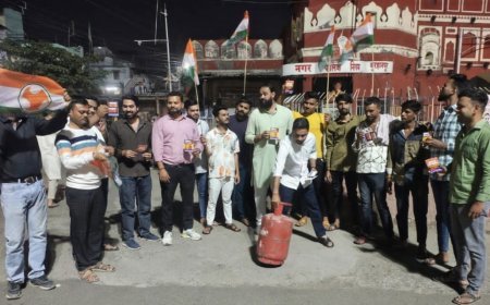 सिलेंडर के भाव में हुई वृद्धि एवं किल्लत को लेकर युवक कांग्रेस ने शनवारा चौराहे पर सिलेंडर को पुष्पमाला पहनाकर अर्थी निकाली