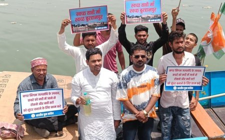 ताप्ती में मछलियों का 'नरसंहार': नगर निगम के खिलाफ नाव पर चढ़कर बरसे युवा कांग्रेसी,स्वच्छता के नाम पर बंदरबांट का आरोप