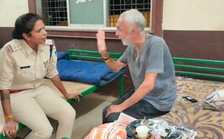 खाकी का मानवीय चेहरा बुरहानपुर पुलिस ने रेन बसेरा में बुजुर्गों के साथ बिताया वक्त आदरपूर्वक कराया गया रात्रि भोज