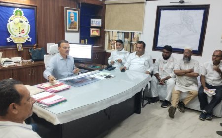 रिंकू टॉक के नेतृत्व में कांग्रेसी पार्षदों ने शहर में पेयाजल सहित अन्य समस्याओं को लेकर निगम आयुक्त से की चर्चा