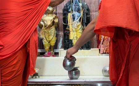 पुरुषोत्तम मास में बुरहानपुर के प्राचीन स्वामीनारायण मंदिर में अविरल दुग्धाभिषेक, पूतना-वध प्रसंग से मिला आडंबर त्यागने का संदेश