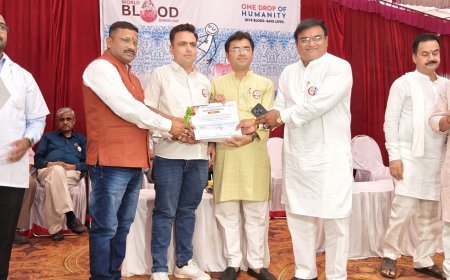 विश्व रक्तदाता दिवस पर जिला अस्पताल ब्लड बैंक द्वारा रक्तदाताओं का किया गया सम्मान
