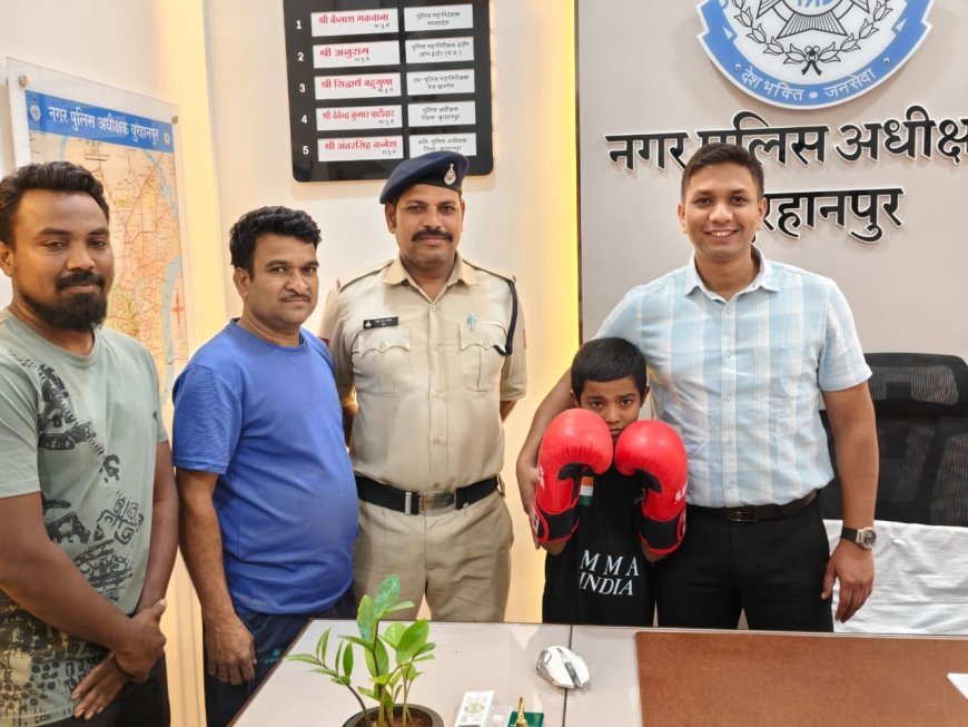 नगर पुलिस अधीक्षक श्री गौरव पाटिल ने खेल सामग्री वितरण कर खिलाड़ियों का किया सम्मान