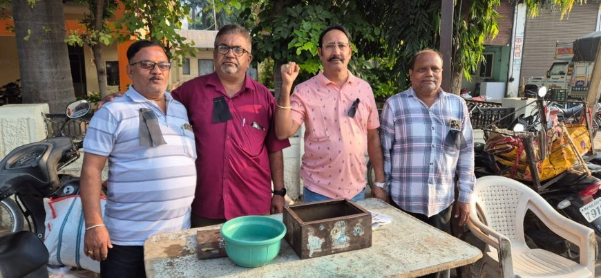 मंडी कर्मचारियों ने काली पट्टी बांधकर किया काम,नारेबाजी कर सरकार की नीतियों का किया विरोध