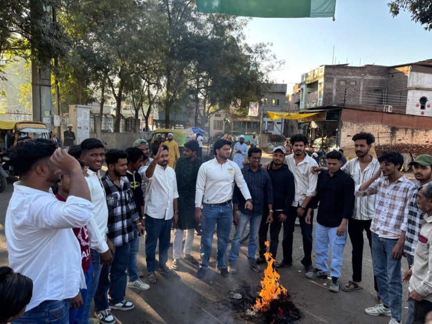 युवक कांग्रेस ने जलाया बिहार सीएम का पुतला