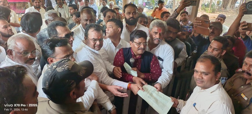 नगर निगम के खिलाफ कांग्रेस का आक्रोश, धरना व घेराव आंदोलन किया, नहीं आएं निगम कमिश्नर