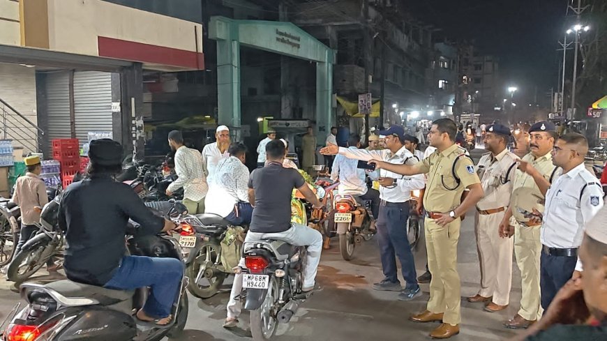 त्योहारों के चलते यातायात पुलिस अलर्ट शहर की यातायात व्यवस्था दुरुस्त करने हेतु सड़क किनारे का अतिक्रमण हटवाया