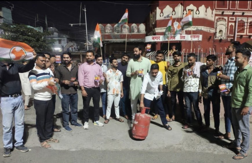 सिलेंडर के भाव में हुई वृद्धि एवं किल्लत को लेकर युवक कांग्रेस ने शनवारा चौराहे पर सिलेंडर को पुष्पमाला पहनाकर अर्थी निकाली