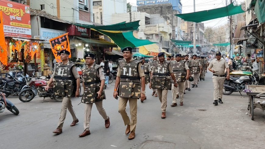 बुरहानपुर पुलिस द्वारा शहर में कानून व्यवस्था बनाए रखने एवं आगामी त्यौहारों को शांतिपूर्वक संपन्न कराने हेतु फ़्लैग-मार्च निकाला गया