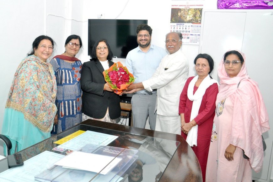 नवागत पदस्थ प्रधान जिला एवं सत्र न्यायाधीश विधि सक्सेना से पैरालीगल वालेनटियर्स ने की सौजन्य भेंट व् किया भावभीना स्वागत