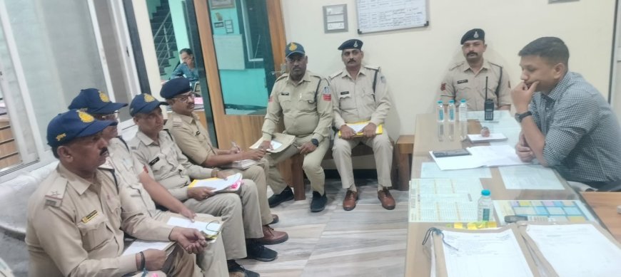 नगर पुलिस अधीक्षक श्री गौरव पाटिल द्वारा थाना शिकारपुरा में विवेचको की ली अपराध समीक्षा बैठक