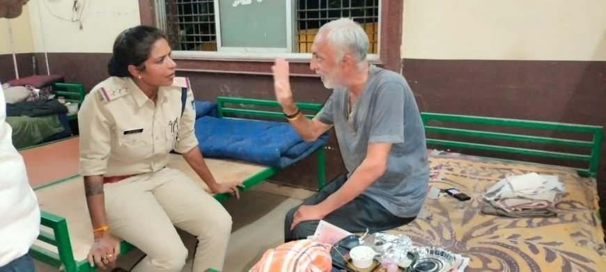 खाकी का मानवीय चेहरा बुरहानपुर पुलिस ने रेन बसेरा में बुजुर्गों के साथ बिताया वक्त आदरपूर्वक कराया गया रात्रि भोज
