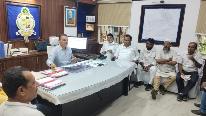 रिंकू टॉक के नेतृत्व में कांग्रेसी पार्षदों ने शहर में पेयाजल सहित अन्य समस्याओं को लेकर निगम आयुक्त से की चर्चा