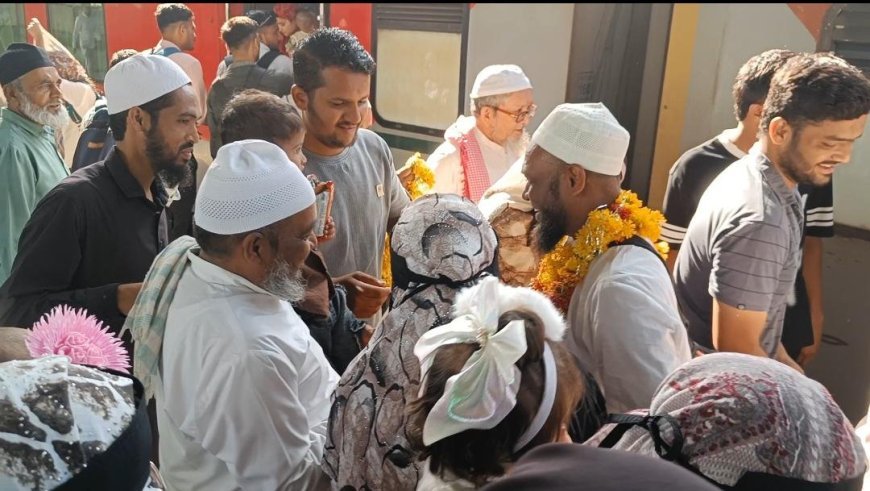 45 दिनों की हज यात्रा कर बुरहानपुर लौटे हाजियों का रेलवे स्टेशन पर गर्मजोशी से स्वागत