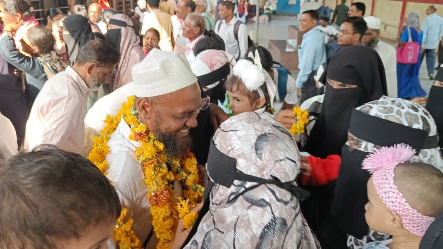 45 दिनों की हज यात्रा कर बुरहानपुर लौटे हाजी रेलवे स्टेशन पर अपनों की दुआओं और फूलों से हुआ गर्मजोशी से स्वागत