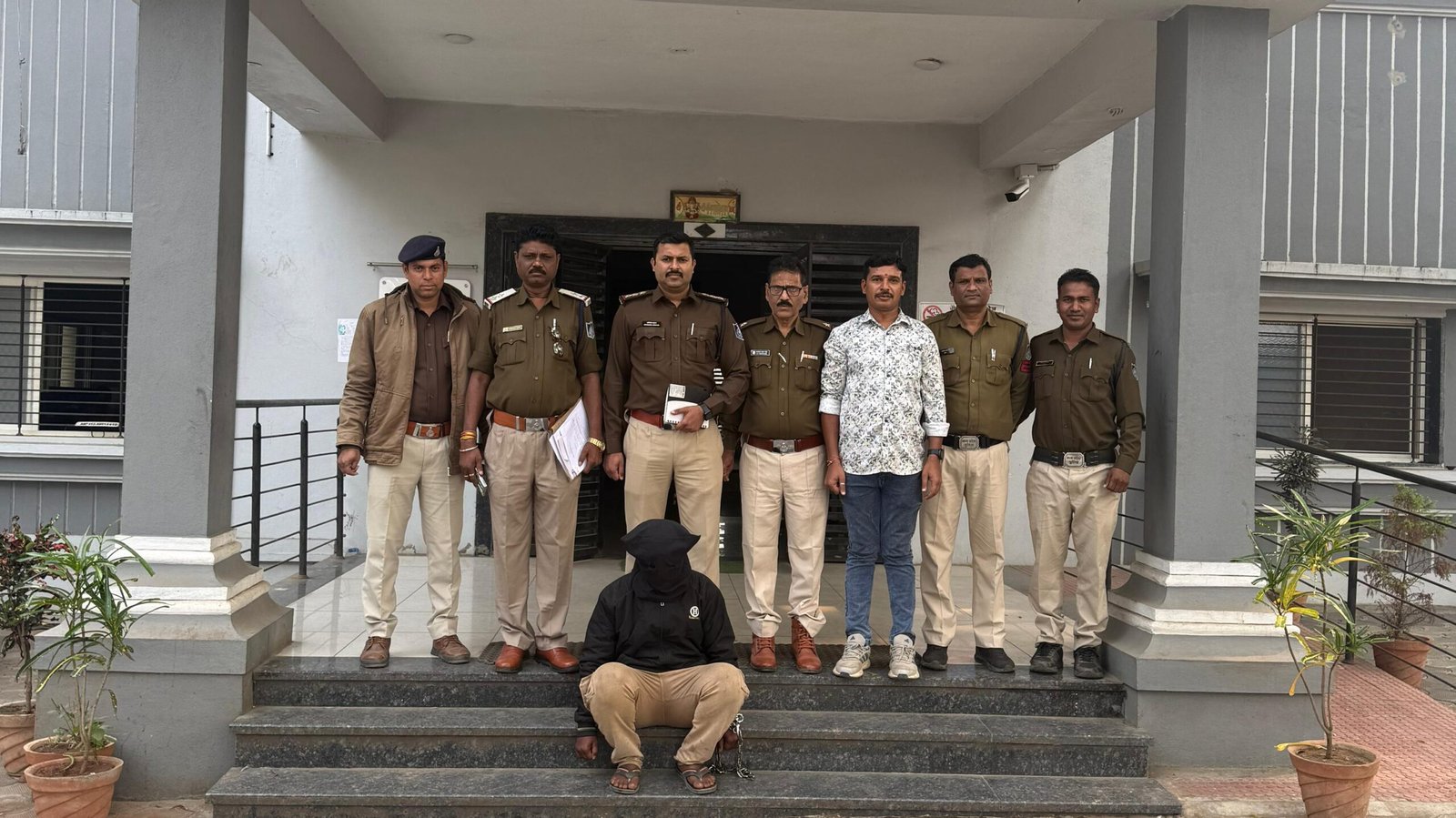 खकनार पुलिस को चोरी के प्रकरण मे मिली बड़ी सफलता, आरोपी को चोरी के माल के साथ दबोचा।